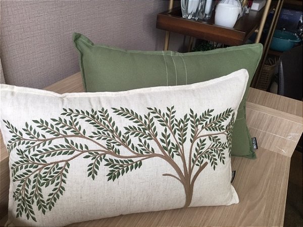 Almofada Linho Bege bordado fino Verde c/ borda 35 x 52 cm