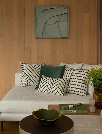 Almofada de Veludo Bege com Aplique e Bordado Verde 35 x 52 cm – Elegância e Sofisticação na Decoração | Casa de Lila