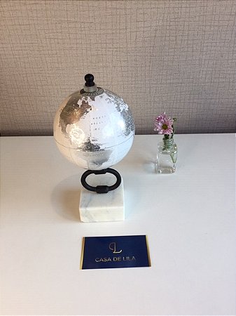 Globo decorativo de mesa com base em mármore preto e branco.