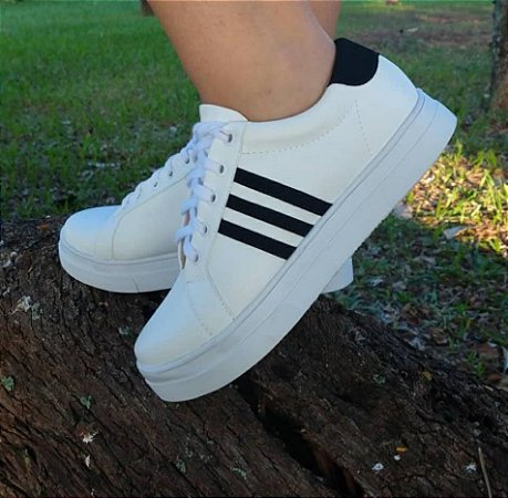 tenis branco com listra preta