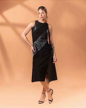 Vestido de couro e chamois com recortes diagonais