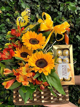 Radiante arranjo de girassóis e chocolates