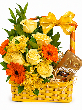 Arranjo de gérberas, rosas amarelas e chocolates