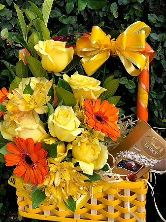 Arranjo de gérberas, rosas amarelas e chocolates