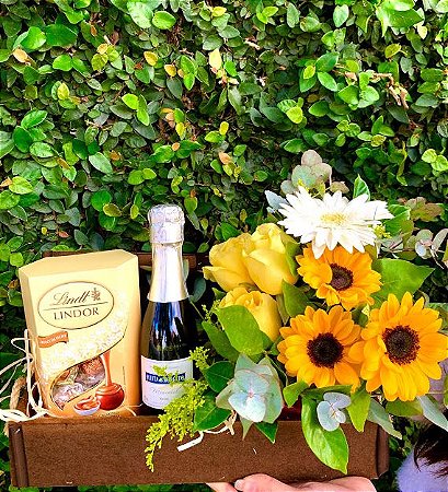 Encanto de Girassóis Com Bebida e Chocolate