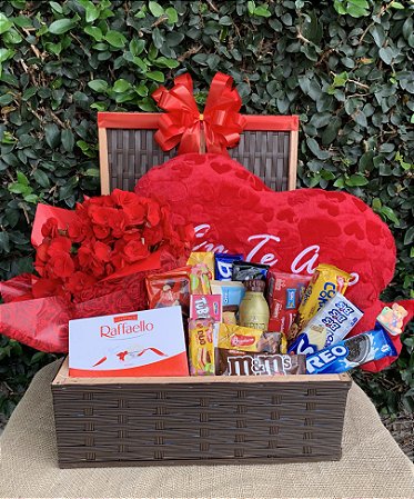 Baú  Gigante Romântico Com Flores e Pelúcia