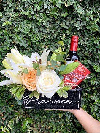 Sofisticado arranjo com vinho e chocolate