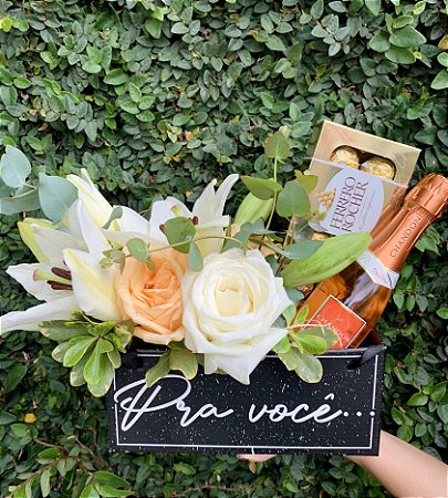 Arranjo de flores nobres com Chandon e Chocolate