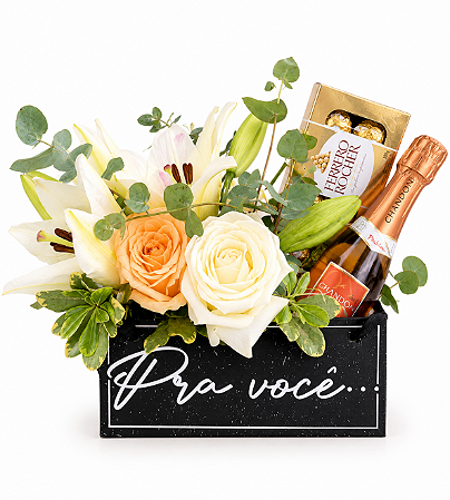 Arranjo de flores nobres com Chandon e Chocolate