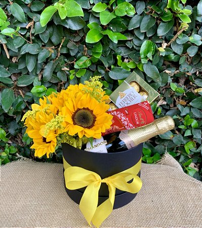 Arranjo de Girassóis com Chocolates e Chandon Baby