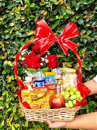 Luxuosa cesta de café com arranjo de rosas vermelhas