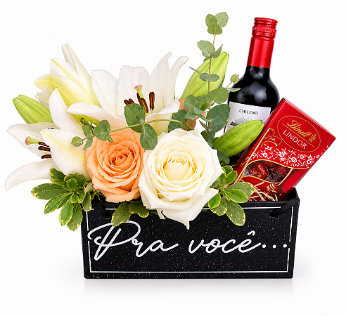 Arranjo de Flores Pra Você Com Vinho e Chocolate