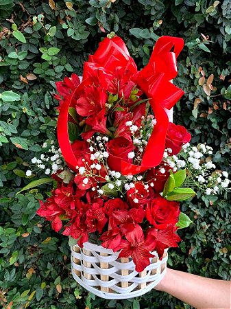 Cesta de Rosas Vermelhas e Astromélias