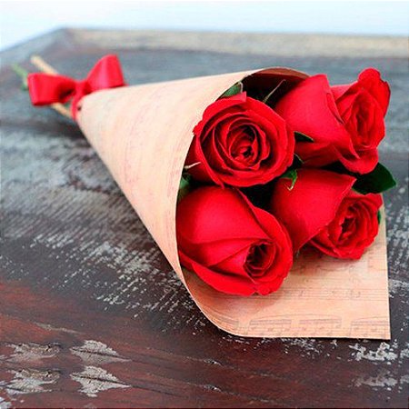 Buquê de 04 Rosas Vermelhas no papel Kraft