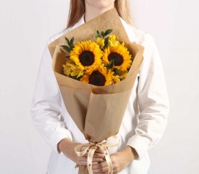 Buquê Trio de Girassóis com Astromélias no Kraft