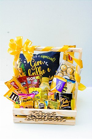 Doçura que Brilha – Cesta Luxo com Caneca e Almofada