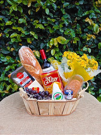 Cesta Luxuosa Gastronômica de Queijos, Vinho e Flores