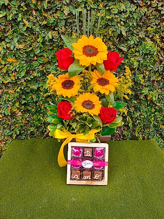Arranjo de Girassol com Rosas e Chocolates