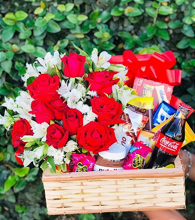 Baú de Chocolates com Flores Vermelhas