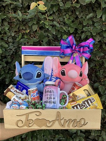 Baú de  Chocolates com  Casal de Pelúcia Lilo Stitch