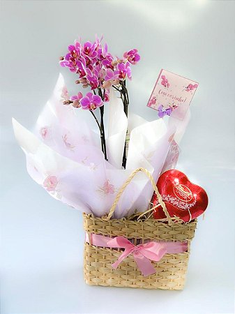 Sacolinha De Palha com Mini Orquídea e Chocolate Lindt Heart