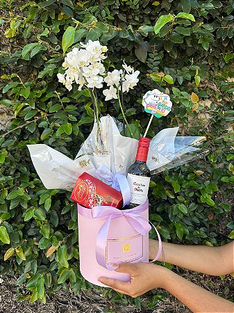 Luxuosa Caixa Box Com Flores, Bebida e Chocolate