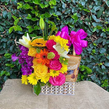 Cesta Explosão de Cores Com Chocolate Lindt