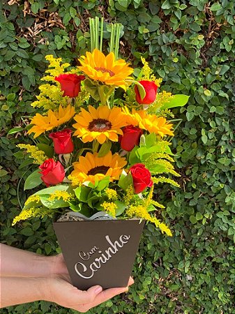 Arranjo Amor de Girassol  e Rosas Vermelhas