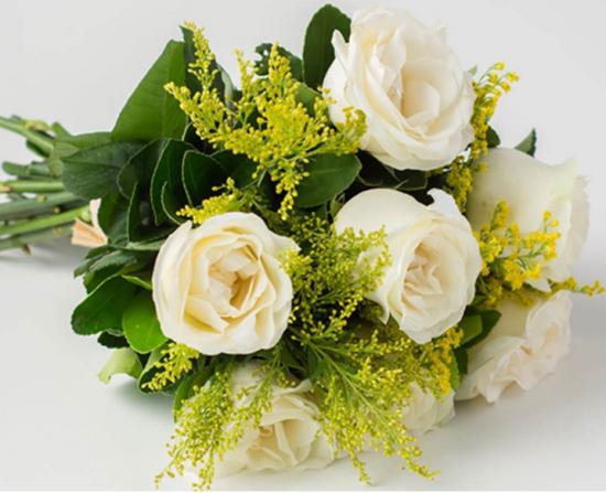 Buquê Clássico de 07 Rosas Brancas