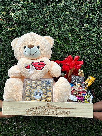 Mega Baú de Chocolates com Pelúcia Gigante e Flores II