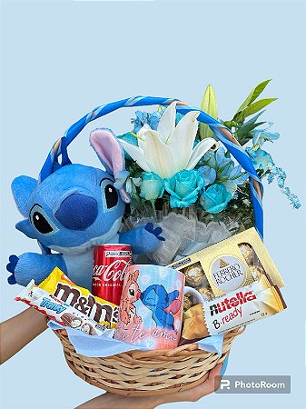 Cesta de Delícias Lilo & Stitch: Chocolate, Pelúcia e Flores Nobres.