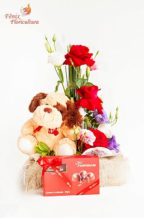 Arranjo Repleto de Amor Com Pelúcia e bombons de Licor 84 gramas