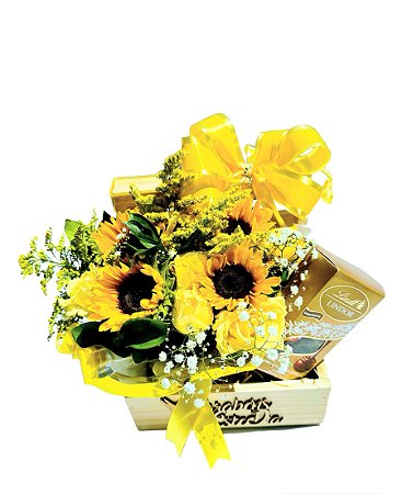 Baú Primavera Encantada: Rosas Amarelas, Girassóis e Lindt Sortido"