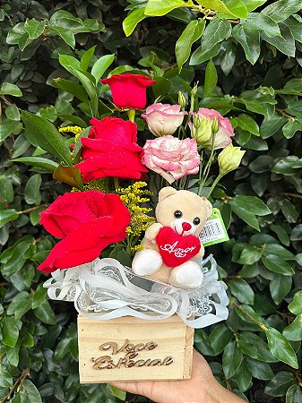 Arranjo de 03 Lindas Rosas Vermelhas  e Pelúcia