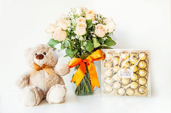 Brilhante de rosas champagne com pelúcia e chocolate