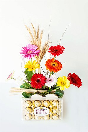 Arranjo de Gerberas Coloridas com Ferrero Rocher