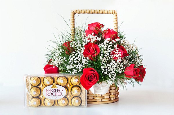 Cesta de rosas vermelhas com Ferrero Rocher