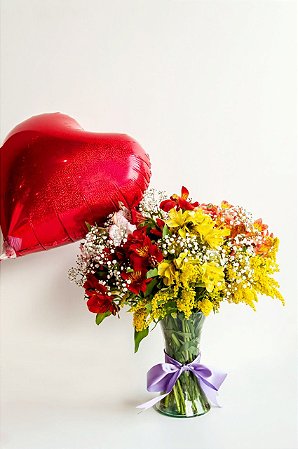 Luxuosas Astromélias Coloridas no Vaso com Balão