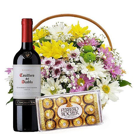 Cesta de flores do campo com vinho e ferrero rocher