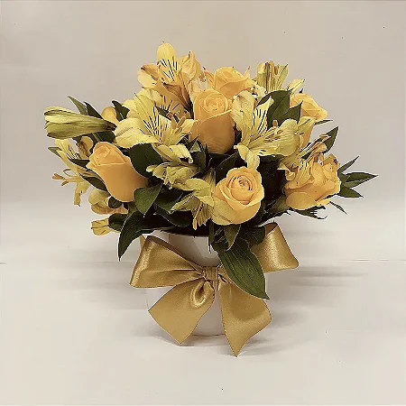 Caixa sofisticada com rosas amarelas