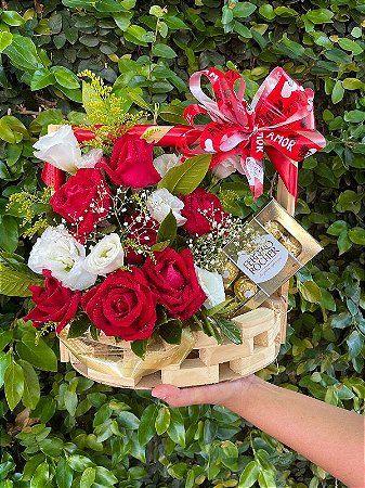 Luxuosa Cesta de Rosas Vermelhas e Lisianthus Com Ferrero Rocher