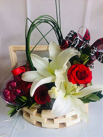 Arranjo de lírio com rosas Vermelhas e chocolate
