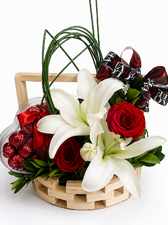 Arranjo de lírio com rosas Vermelhas e chocolate
