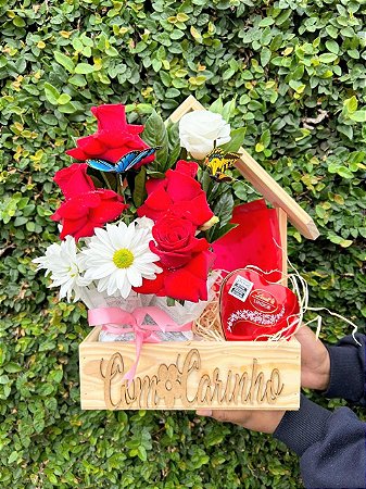 Arranjo de Rosas Com Chocolate Lindth na Casa de Madeira