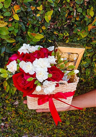 Sacolinha com Arranjo de Rosas e Ferrero Rocher