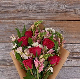 Deslumbrante Buquê de Rosas e Astromelias - Fênix Floricultura - Flores e  presentes