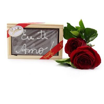 Duo De Rosas Com Barra de Chocolate Decorada