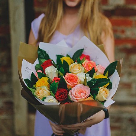 Buquê de 24 rosas coloridas