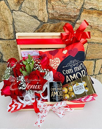 Baú "Com muito amor" com rosas e ferrero rocher