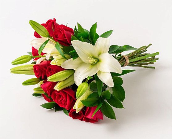 Intenso Amor – Buquê de Lírios e Rosas Vermelhas